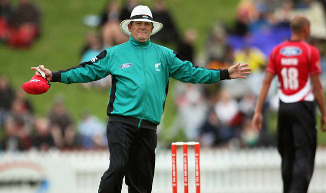 Umpire Graham Barker signals a wide for bowler Chris Martin.
HRV Cup Twenty20 cricket - Wellington Firebirds v Canterbury Wizards at Allied Nationwide Finance Basin Reserve, Wellington. Wednesday, 6 January 2010. Photo: Dave Lintott/PHOTOSPORT